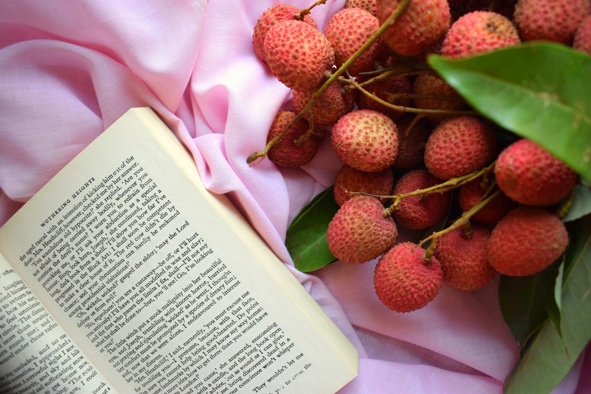 How to Eat Lychee: What Does Lychee Taste Like? A First-Timer's Guide