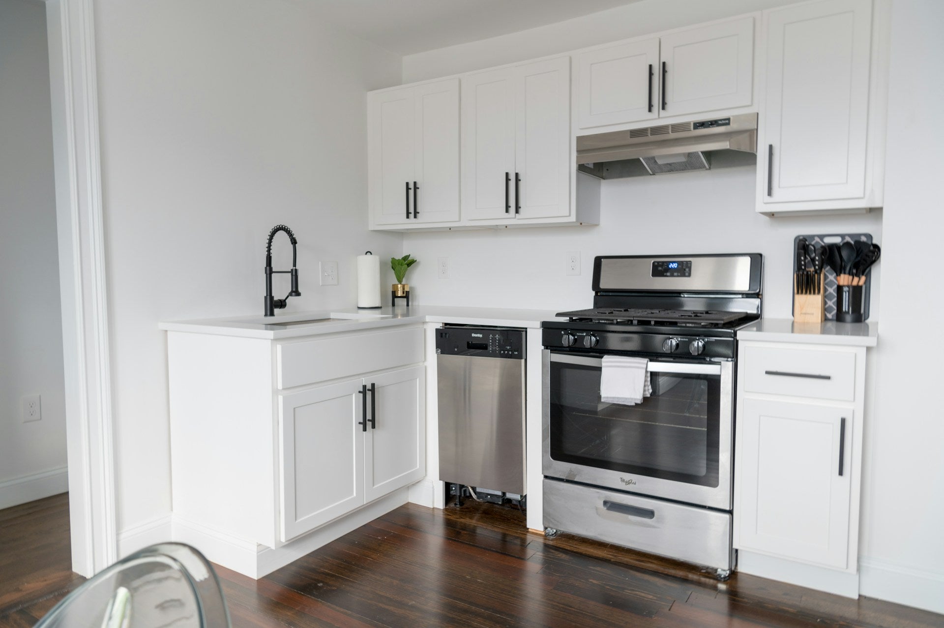 The Best Composter for Small Kitchens in 2026: A Real Kitchen Composter That Actually Makes Compost